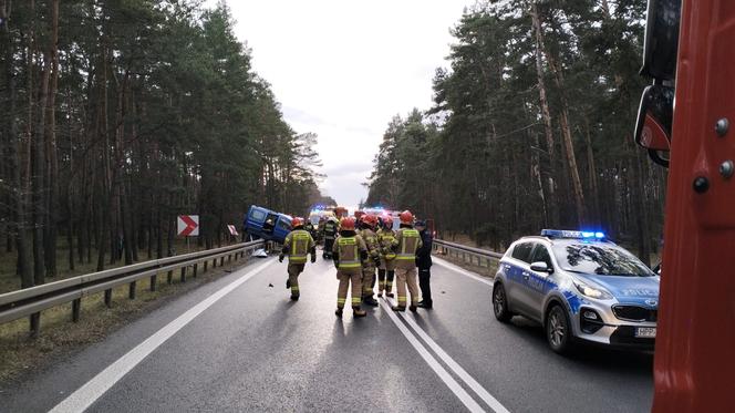 Zderzenie czołowe samochodów w Tworogu. 18-latek zabrany śmigłowcem LPR