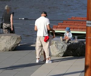 Maciej Pela z córeczkami nad Wisłą