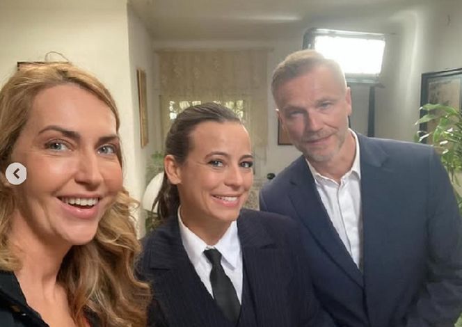 M jak miłość nowy sezon. Viola (Magdalena Waligórska), Magda (Anna Mucha), Andrzej Budzyński (Krystian Wieczorek) na planie