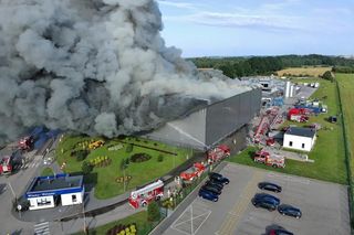 Pożar w zakładzie przetwórstwa drobiowego w Kawlach. Zaginął strażak OSP. Spadł do wnętrza hali