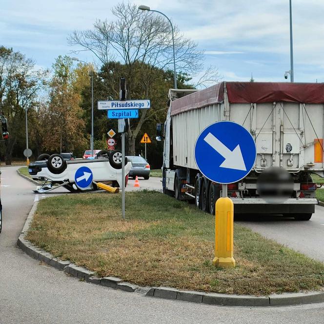 Osobówka na dachu! Groźne zdarzenie na wylocie z Łomży