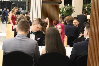 Poloneza czas zacząć! Tak bawili się uczniowie z V LO w Lublinie [GLAERIA]