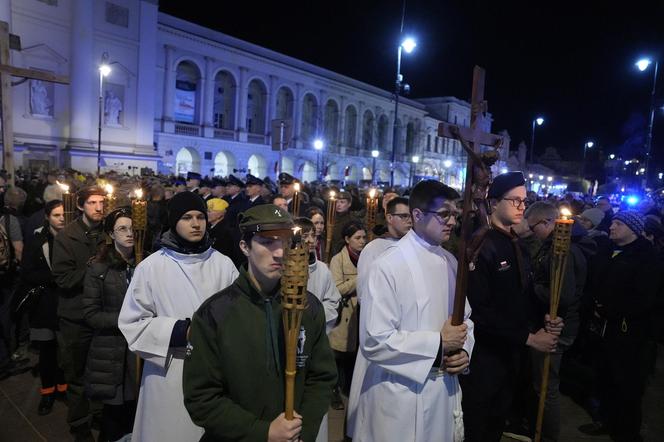 Tłumy wiernych przeszły przez stolicę. Centralną Drogę Krzyżową poprowadził kardynał Nycz