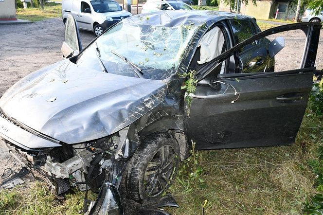 Peugeot dachował, kierująca ukryła się w zaroślach. Miała ponad 2 promile alkoholu!