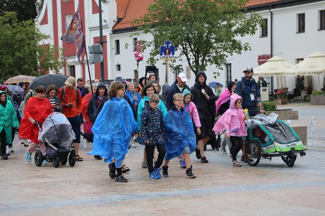 Lubelska Piesza Pielgrzymka na Jasną Górę 2024. Pątnikom deszcz niestraszny!