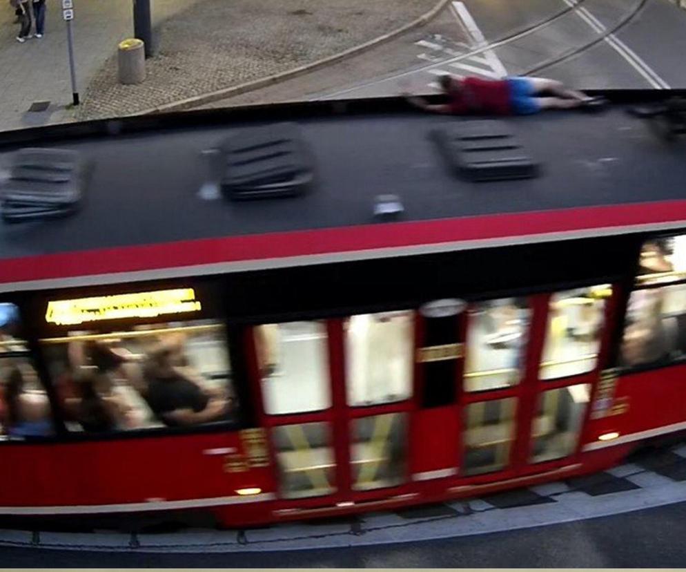 Jechał na dachu tramwaju