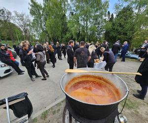 Przyjaciele gotowali zupę Damianówkę na pogrzebie Damiana Sobola