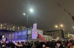 Przed siedzibą TVP odbył się protest. Uczestnicy skandowali Wolne media!