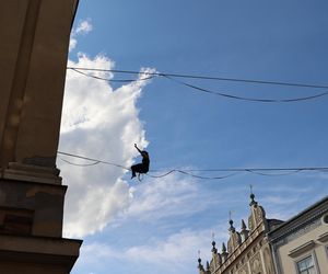 Spacerują po linach nad głowami przechodniów. Trwa Urban Highline Festival