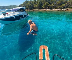 Roksana Węgiel i Kevin Mglej z dzieckiem na wakacjach