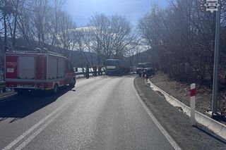 Auto 33-latki wbiło się w nadjeżdżającą ciężarówkę. Z auta została miazga.