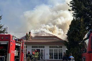 Gigantyczny pożar sali weselnej w Markach. Z ogniem walczy kilka zastępów straży pożarnej