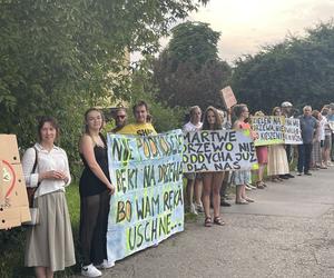 Protest mieszkańców przeciwko wycince drzew pod budowę linii tramwajowej do Mistrzejowic.