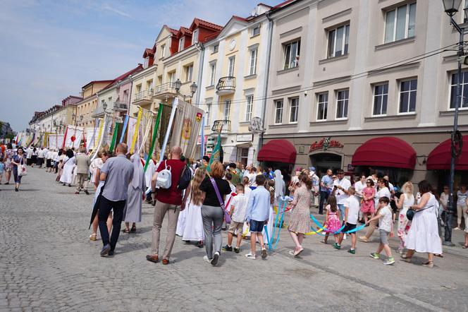 Boże Ciało 2024. Tłumy wiernych przeszły w procesji ulicami Białegostoku