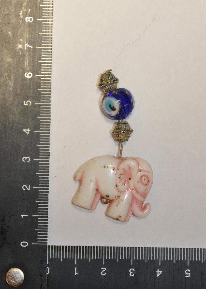 Ubrany szkielet kobiety na kamieniu tuż przy potoku. Natknęła się na niego turystka