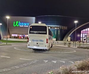 Kierowcy parkują na rondzie przy Parku Wodnym Tychy