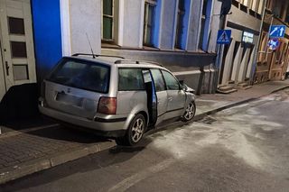 Samochód uderzył w budynek w Kujawsko-Pomorskiem. Pijany kierowca uciekał przed policją