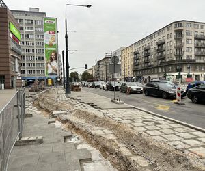 Budowa drogi rowerowej na ul. Puławskiej w Warszawie obok dawnego kina „Moskwa”