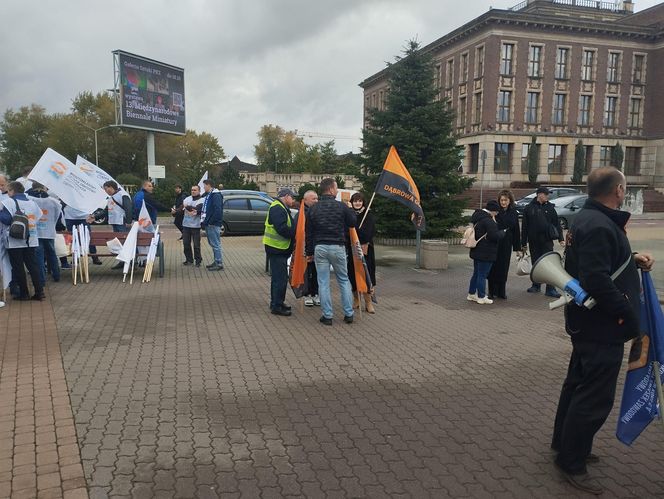 Hutnicy i koksownicy wyszli na ulice w Dąbrowie Górniczej. Apel do rządu o ratunek dla branży i tysięcy miejsc pracy
