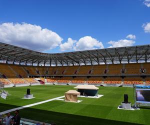 Kongres Świadków Jehowy Białystok 2024. Tłumy wiernych na Stadionie Miejskim