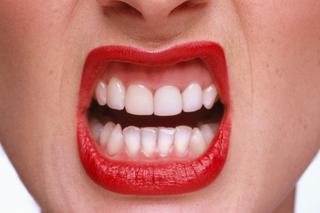 Dlaczego zęby się przebarwiają? Przyczyny przebarwień na zębach