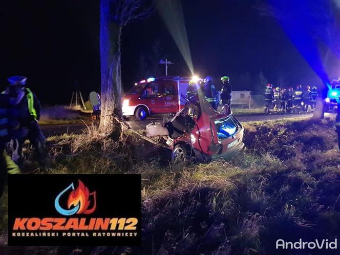 Makabryczny wypadek pod Koszalinem. Samochód rozpadł się na dwie części