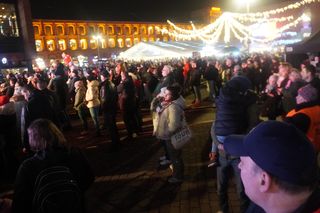 WOŚP 2025. Światełko do Nieba w Manufakturze. Mimo deszczu pod sceną zebrały się tłumy