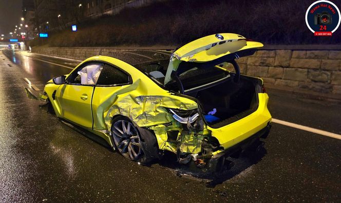 Kraksa w centrum Warszawy. Kanarkowe BMW roztrzaskało się na barierkach