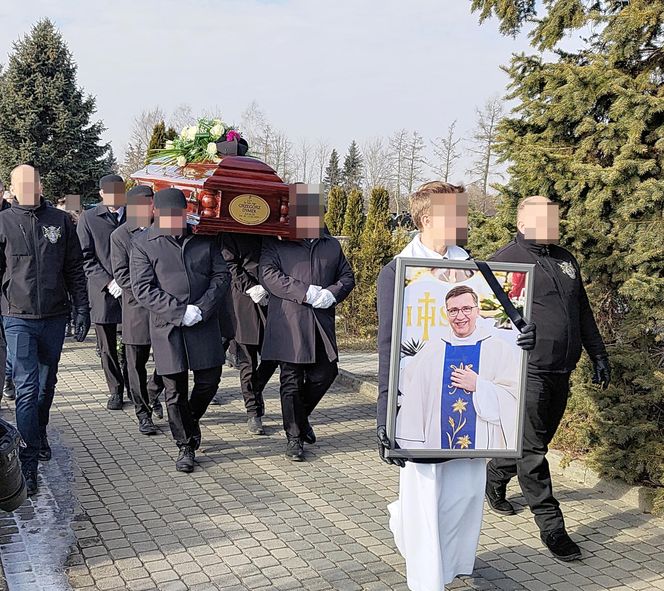 Kłobuck. Grób księdza Grzegorza Dymka. Duchowny padł ofiarą zabójstwa [ZDJĘCIA]