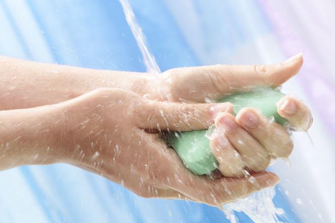 Mycie rąk jest OK, ale bez przesady! Czy MYDŁO zabija wirusy?