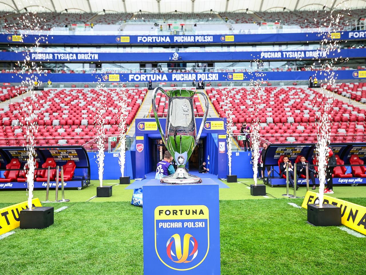 Chwile grozy przed dekoracją Lecha i Rakowa po finale Pucharu Polski! Interweniowali medycy, tragedia wisiała w powietrzu