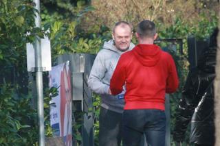 Pracowity poranek premiera Donalda Tuska. Zawiesił plakat i pobiegł dalej