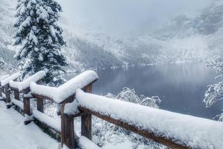 Morskie Oko całe na biało! W Tatrach spadł śnieg. Zimowy krajobraz niczym z bajki [GALERIA]