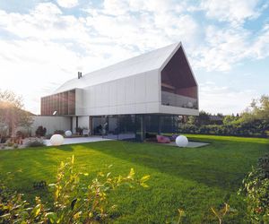 Funkcjonalny dom ze skośnym dachem dla miłośników modernizmu