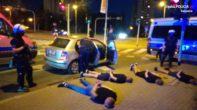 Katowice: pseudokibice zatrzymani za potrącenie samochodem policjantów [ZDJĘCIA]