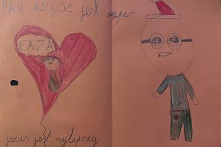 Ksiądz Grzegorz Kramer pokazał rysunki od dzieci