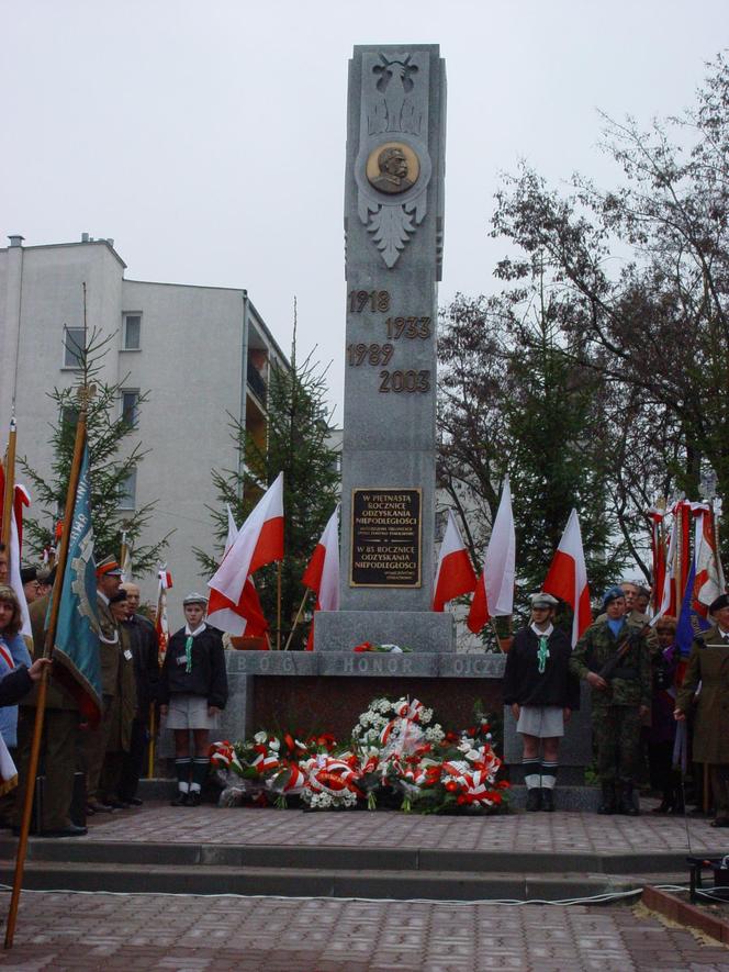 Zburzony i odbudowany!  Pomnik Niepodległości w Starachowicach