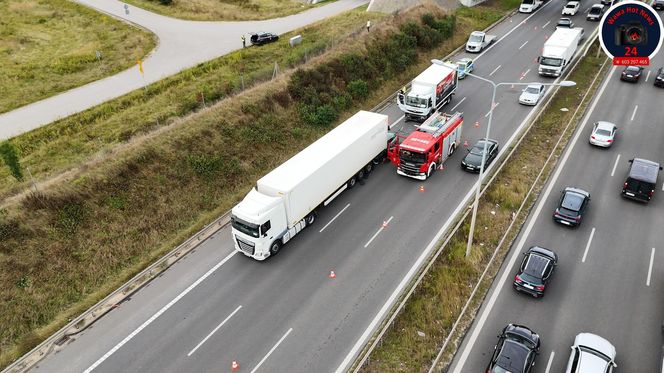 Osobówka wbiła się między dwa tiry. Dramatyczny wypadek na S8