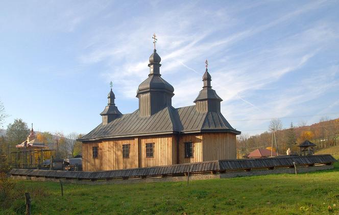 To jedna z najpiękniejszych wsi w Małopolsce. Według legendy zbudowali ją kamieniarze