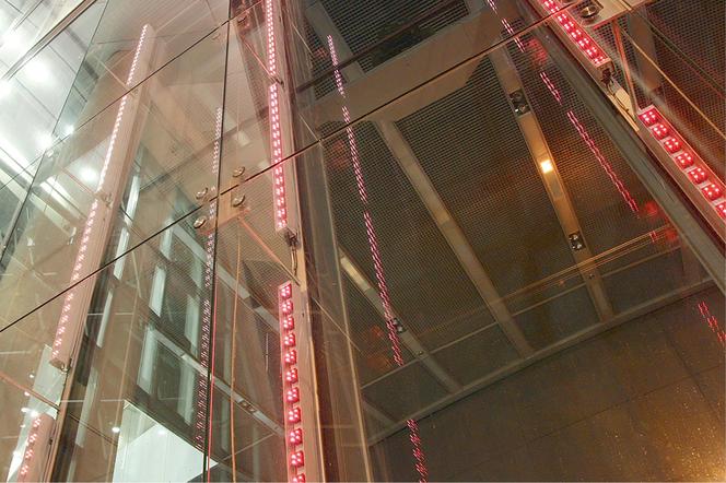 Światło ukryte w fasadzie. Uniqa Tower, Wiedeń, proj. Heinz Neuman & Partners