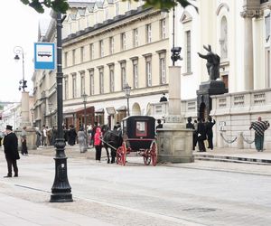 Co się dzieje na Krakowskim Przedmieściu w Warszawie? Rosyjskie napisy na ulicach