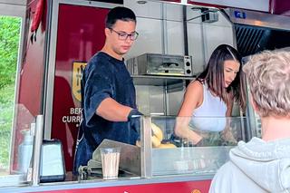 Syn Edyty Górniak sprzedaje kiełbaski na ulicy!