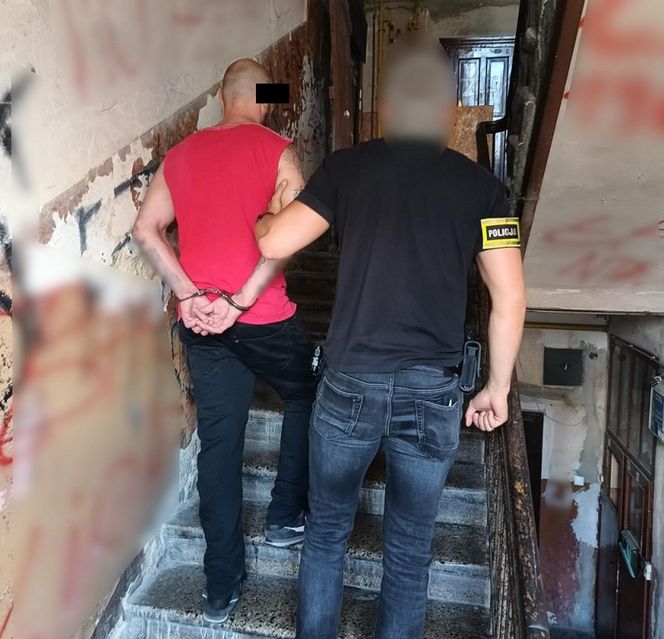 Wyjął pistolet na środku ulicy i wycelował w kobietę. Poszukuje go policja