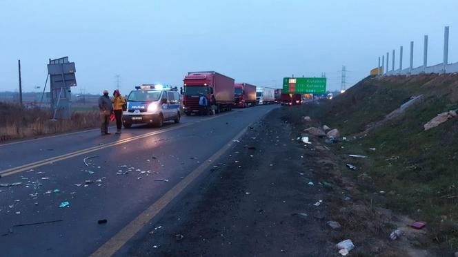 Radomsko: Zderzenie busa z tirem na DK 42. Nie żyje 55-latek, droga jest teraz ZABLOKOWANA 