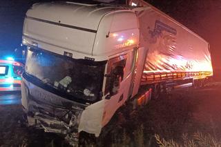 Śmiertelny wypadek na DK5 pod Wrocławiem. Osobówka czołowo zderzyła się z ciężarówką, jedna osoba nie żyje