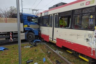 Kolizja ciężarówki z tramwajem w Gdańsku! Wprowadzono komunikację zastępczą