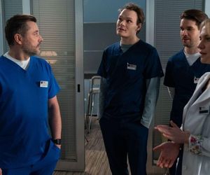 	Na dobre i na złe odc. 954. Borys (Marcin Zacharzewski), Tadek Borucki (Marcin Urbanke), Tomasz Jacyno (Antoni Sałaj), Gloria (Aleksandra Grabowska)