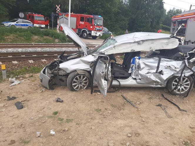 Makabryczny wypadek pod Sandomierzem! Pociąg zmiażdżył volkswagena z 54-latkiem w środku [ZDJĘCIA]