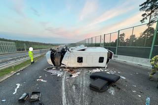 Pięć osób w stanie ciężkim! Ich bus uderzył w samochód służby drogowej na A2. Tragedia w sobotni poranek [AKTUALIZACJA]