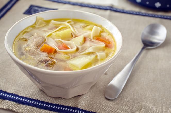 Zupa na szyjkach kurczaka: genialny przepis na zupę z tanich szyjek kurzych